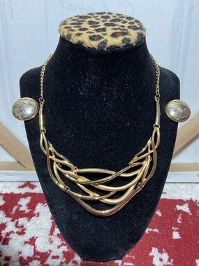 Gold Tone Weave Bib Necklace and Etched Clip-on Earrings Women Jewelry